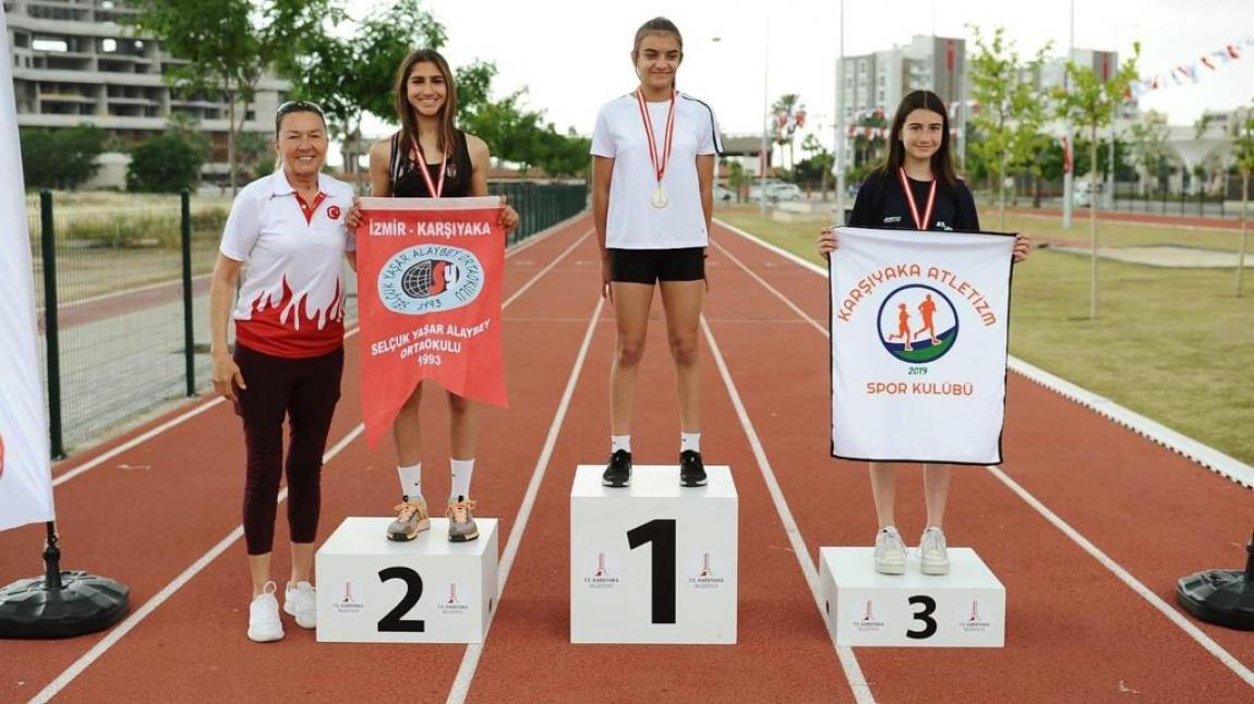Karşıyaka Belediyesi Atletizm Yarışlarında başarılı olan öğrencimiz